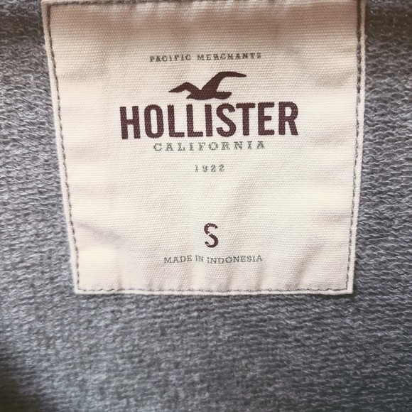 Hollister Gray Wide Neck Slight Hi-Low Wolf Sequin Detail Sweatshirt Size Small - Picture 3 of 6